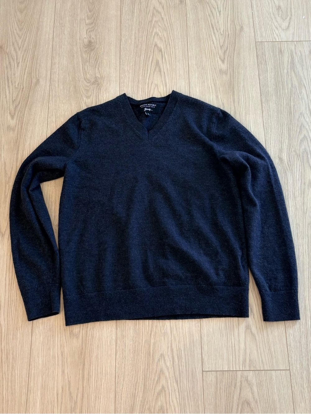 Banana Republic Italian Merino Yarn Women’s Gray V-Neck Wool Sweater Medium Soft